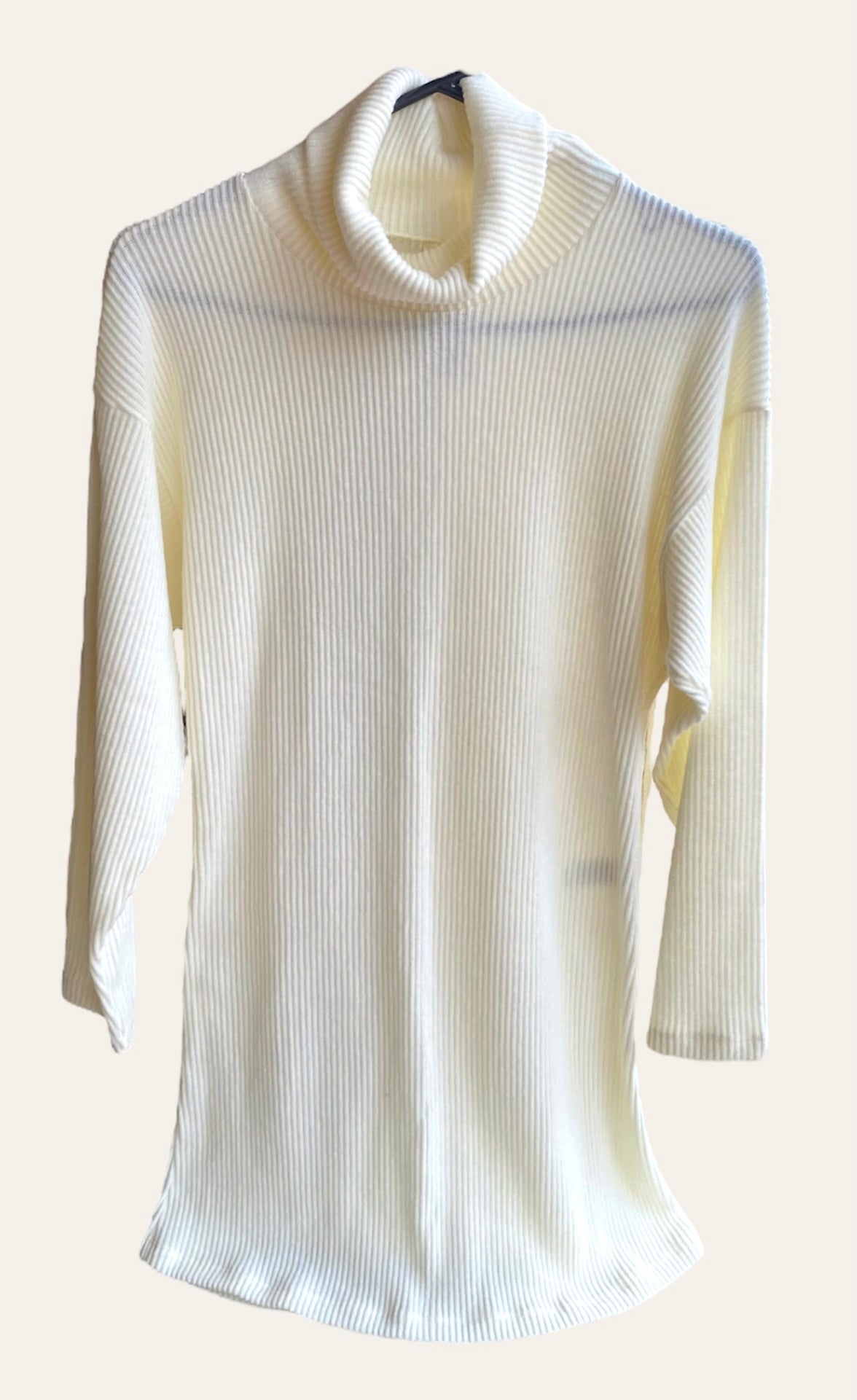 VESTIDO CREMA TEJIDO CUELLO TORTUGA MIDI