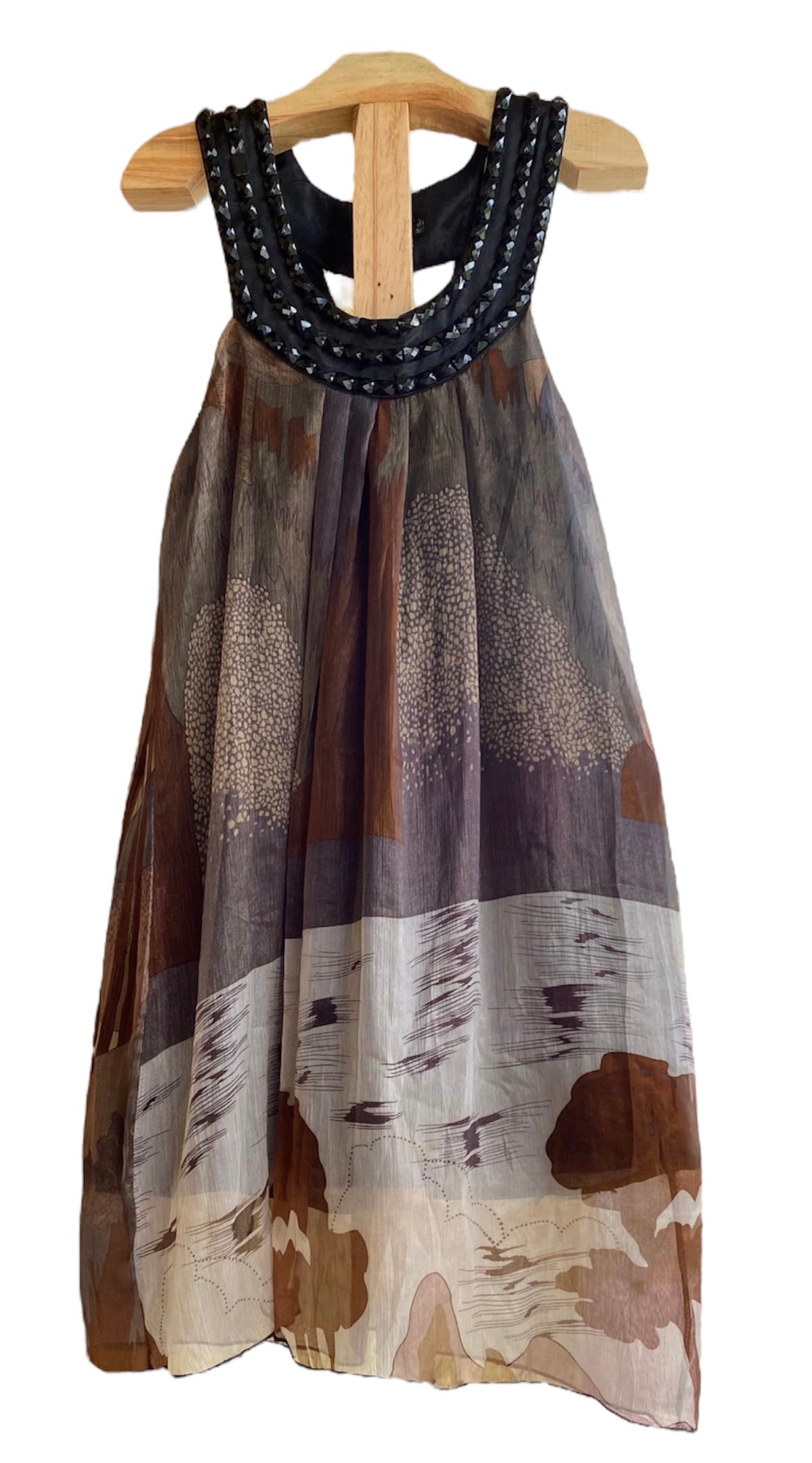 VESTIDO CAFÉ ESTAMPADO Y PIEDRAS CORTO