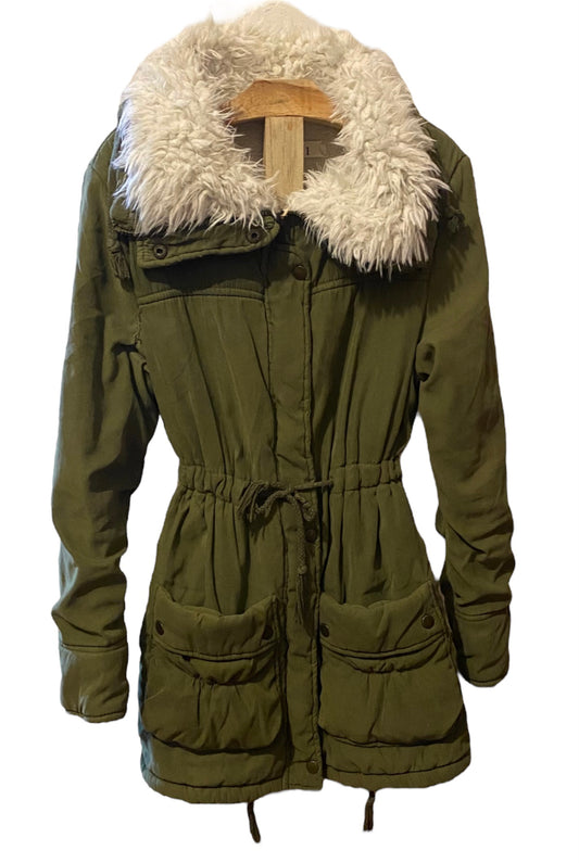 CHAQUETA VERDE ESTILO MILITAR CUELLO FELPA